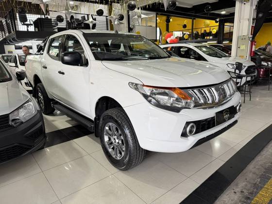 MITSUBISHI L200 TRITON 2.4 16V TURBO DIESEL GL CD 4X4 MANUAL MITSUBISHI L200 TRITON 2.4 16V TURBO DIESEL GL CD 4X4 MANUAL